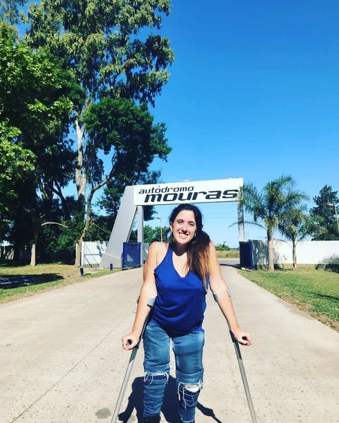 Pasión “fierrera”: Una joven con discapacidad motriz sueña con correr en automovilismo deportivo